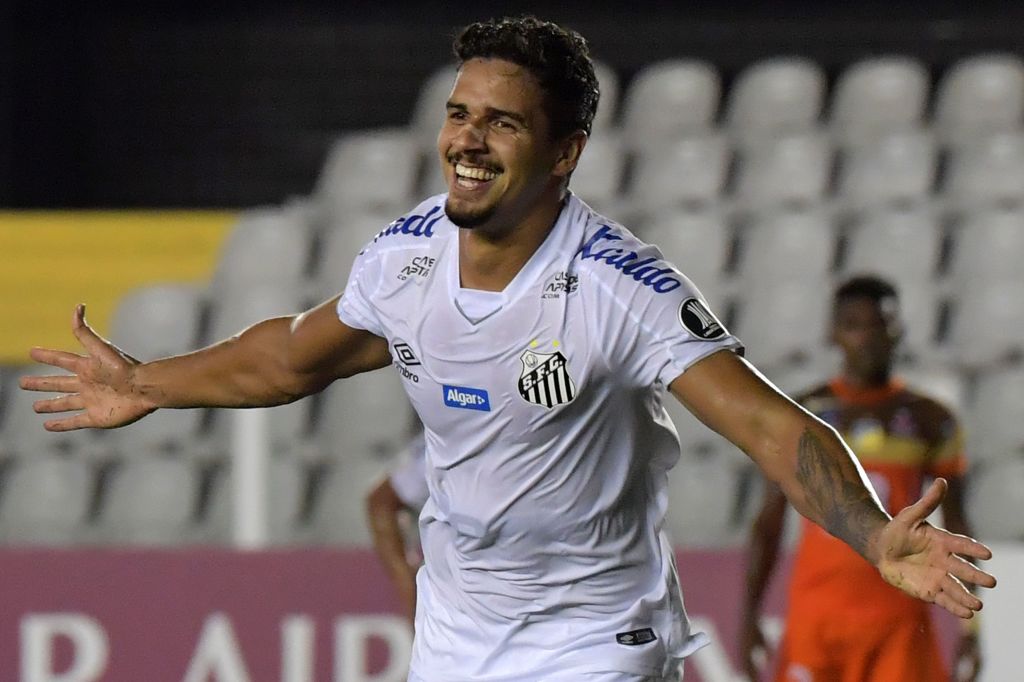 Santos president says Chelsea have made enquiry about centre-back