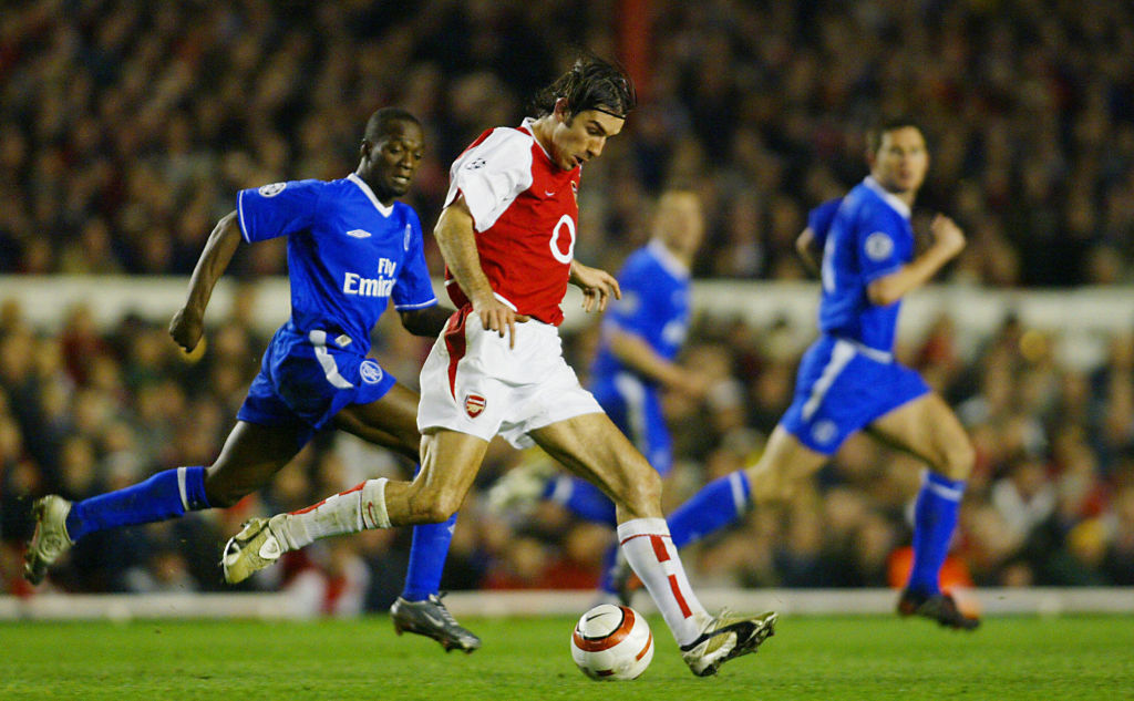 Arsenal's Robert Pires (C) keeps the bal