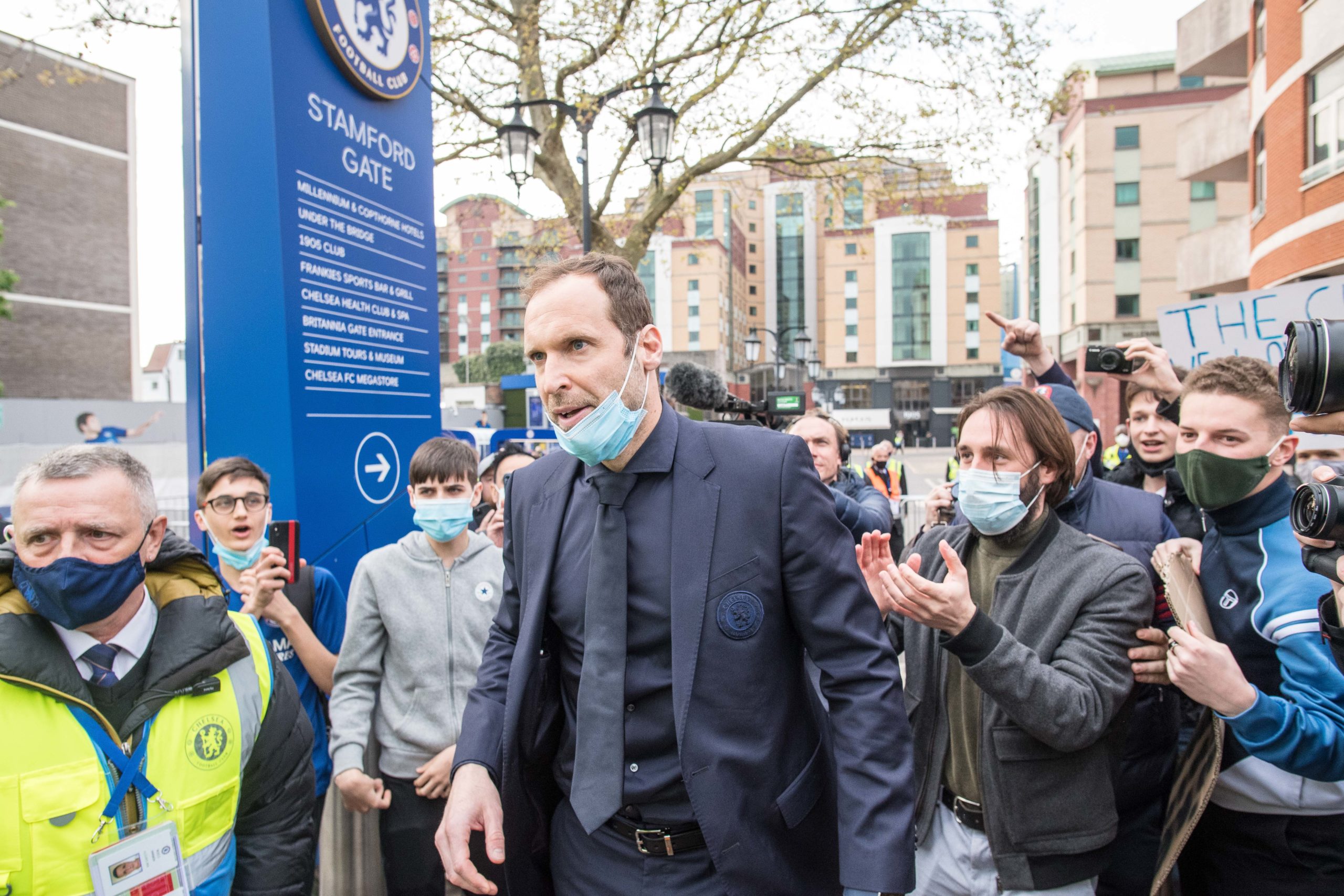 Petr Cech's heartfelt reaction as Chelsea coach leaves to join Lampard at Everton