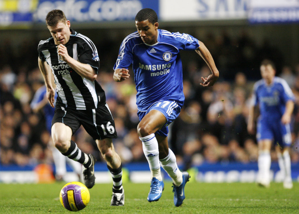 Chelsea's Scott Sinclair (C) runs with t