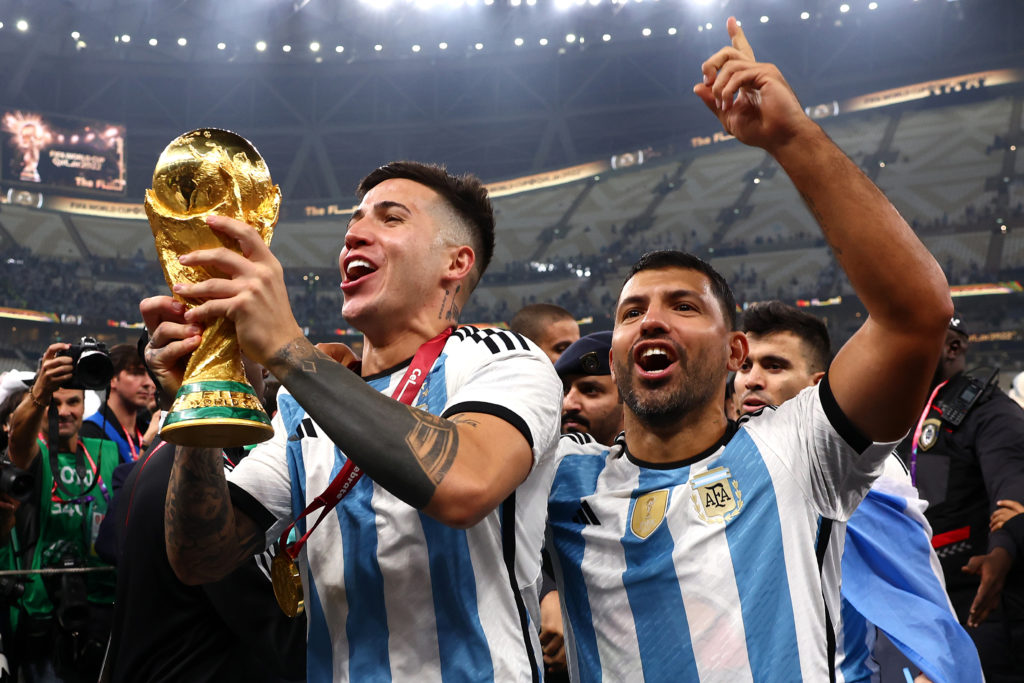 Enzo Fernandez (L) of Argentina and Sergio Aguero celebrate
