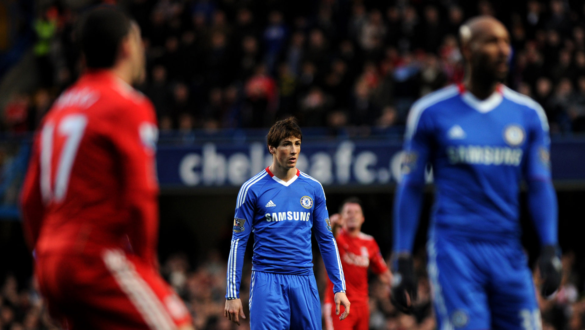 Chelsea's new signing Fernando Torres (C