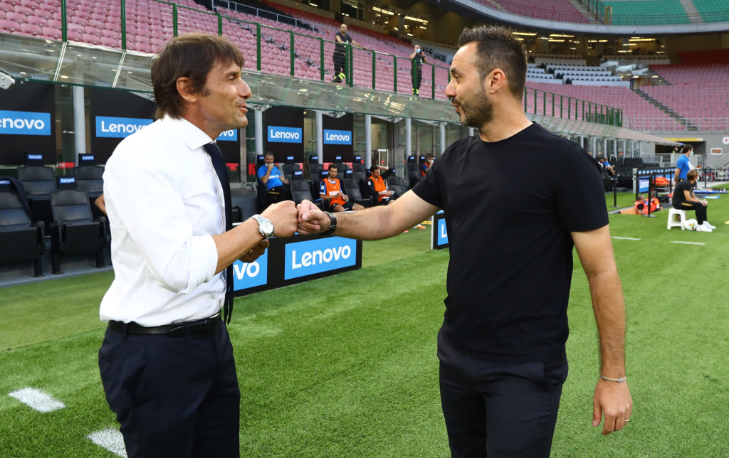Head coach of FC Internazionale Antonio Conte (R) shakes hands with head coach of US Sassuolo  Roberto De Zerbi before  the Serie A match between F...