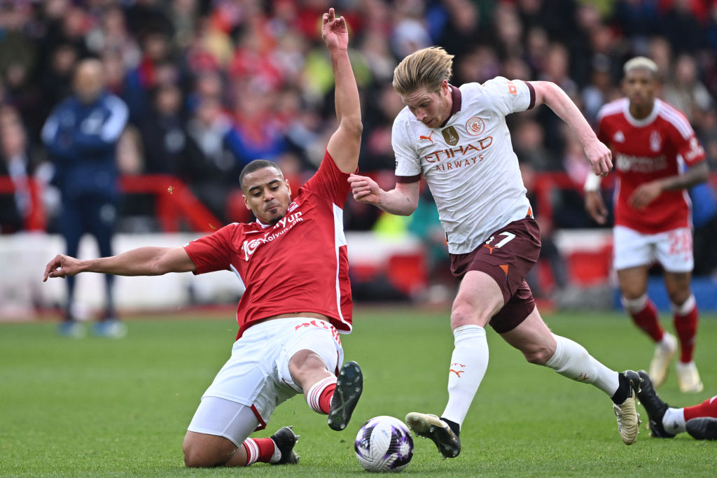 Nottingham Forest's Brazilian defender #40 Murillo (L) tackles Manchester City's Belgian midfielder #17 Kevin De Bruyne (R) during the English Prem...