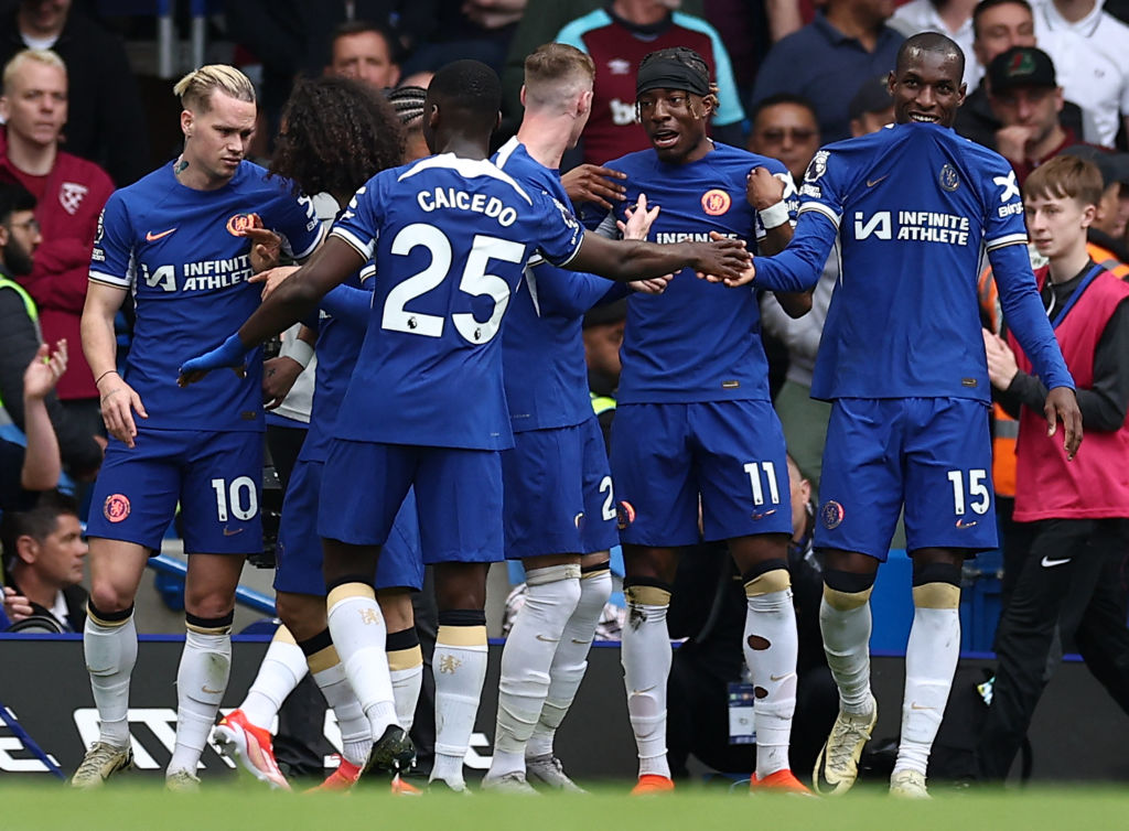 Chelsea's English midfielder #11 Noni Madueke (2R) celebrates scoring the team's third goal during the English Premier League football match betwee...