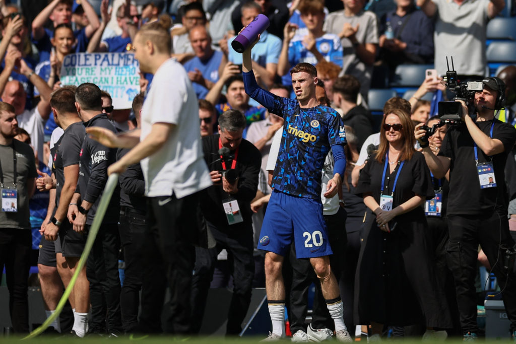 Chelsea's English midfielder #20 Cole Palmer (C) displays the Premier League Young Player of the Season 2023/4 award ahead of the English Premier L...