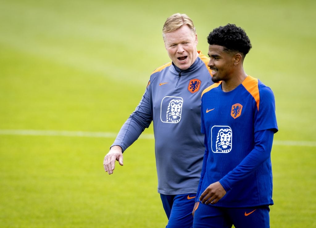 WOLFSBURG - National coach Ronald Koeman with Ian Maatsen during a training session of the Dutch national team in the AOK Stadium on June 17, 2024 ...