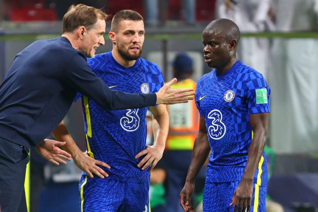 Chelsea's coach Thomas Tuchel (L) speaks with Chelsea's midfielder Mateo Kovacic (C) and midfielder N'Golo Kante during the 2021 FIFA Club World Cu...