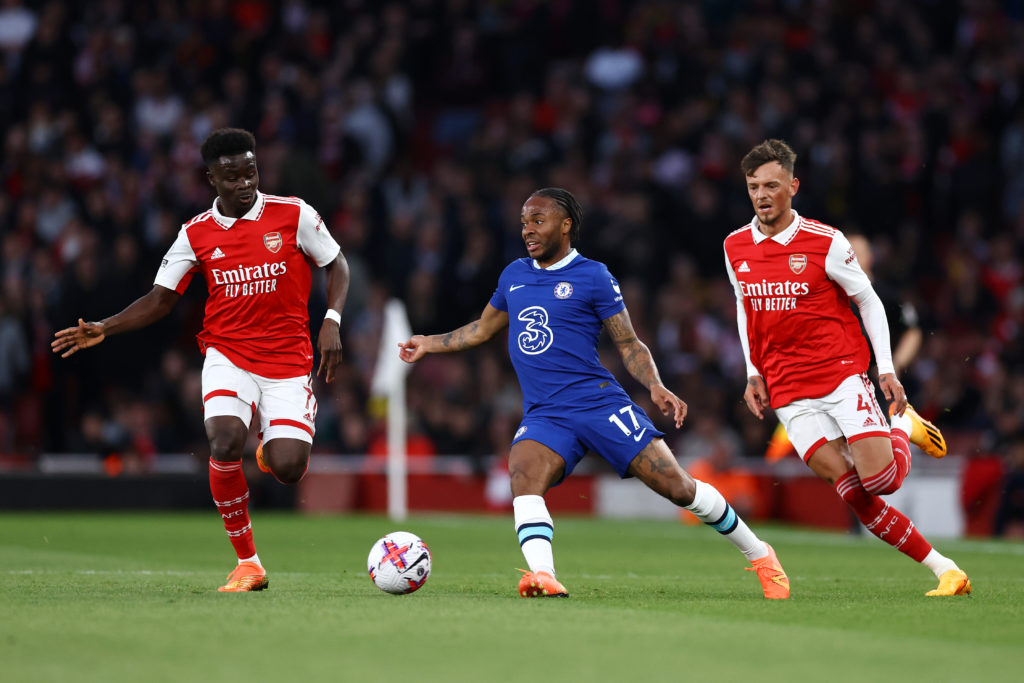 Raheem Sterling of Chelsea runs with the ball whilst under pressure from Bukayo Saka and Ben White of Arsenal during the Premier League match betwe...