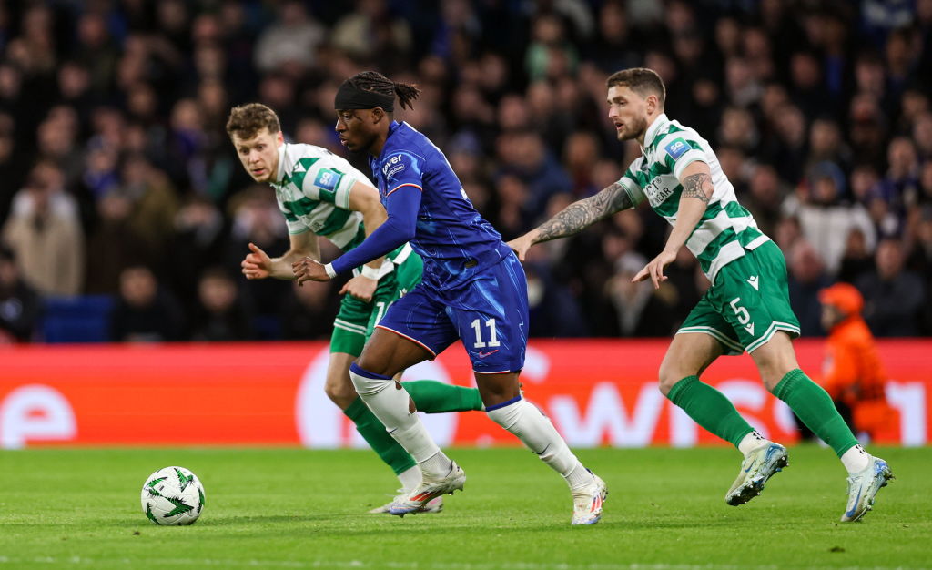 England , United Kingdom - 19 December 2024; Noni Madueke of Chelsea in action against Markus Poom, left, and Lee Grace of Shamrock Rovers during t...