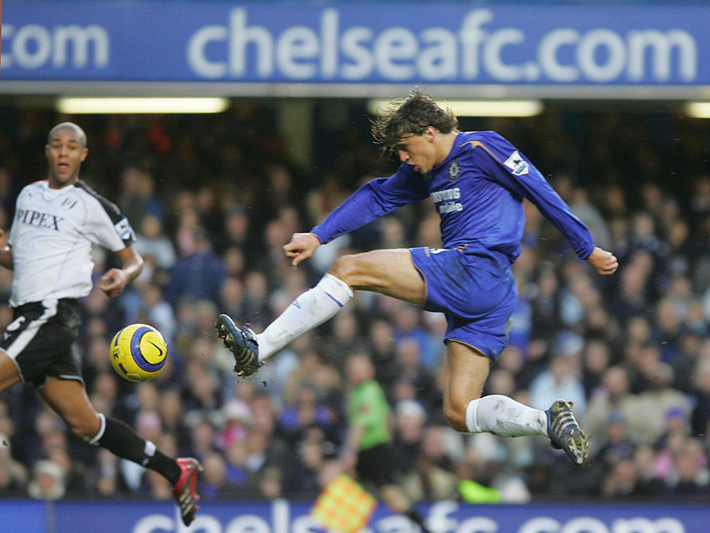 Hernan Crespo (R) of Chelsea shoots to score and put his team 3-2 up against Fulham during a premiership match at Stamford Bridge in west London, ...