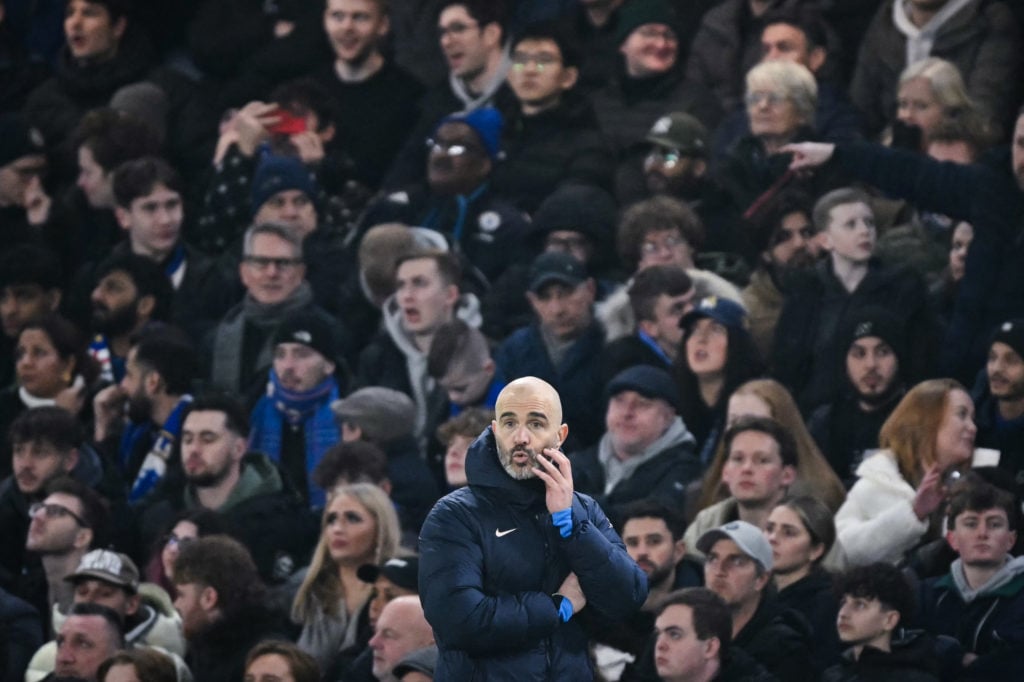 Enzo Maresca, l'entraîneur-chef italien de Chelsea, réagit lors du match de football de la Premier League anglaise entre Chelsea et Bournemouth à Stamford Bridge...