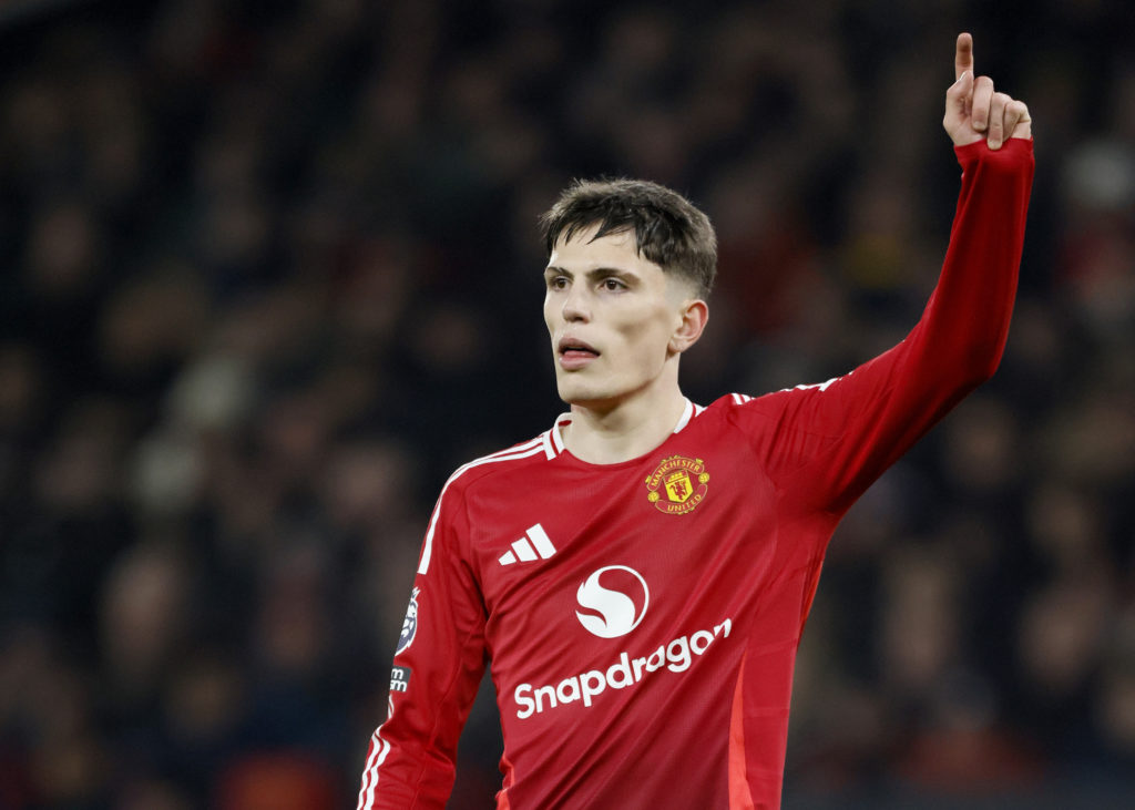 Alejandro Garnacho playing for Manchester United against Southampton in the Premier League.