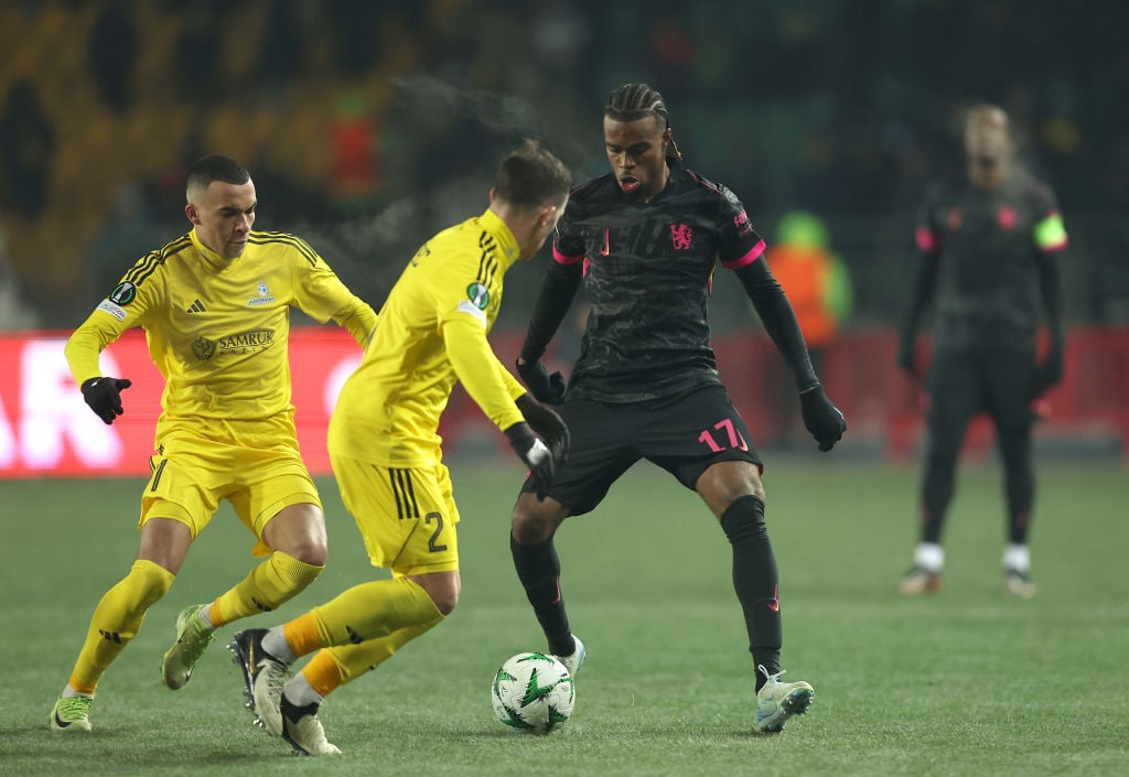 Carney Chukwuemeka de Chelsea contrôle le ballon sous la pression de Karlo Bartolec d'Astana lors de la LEAGUE 2024/25 de la Conférence de l'UEFA ...