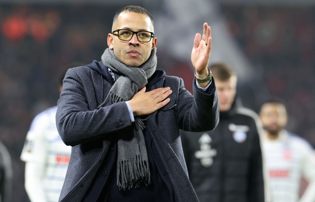 Strasbourg's English head coach Liam Rosenior waves at supporters at the end of the French L1 football match between Stade Rennais FC and RC Strasb...