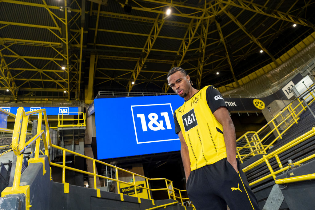 Borussia Dortmund Unveils New Signings