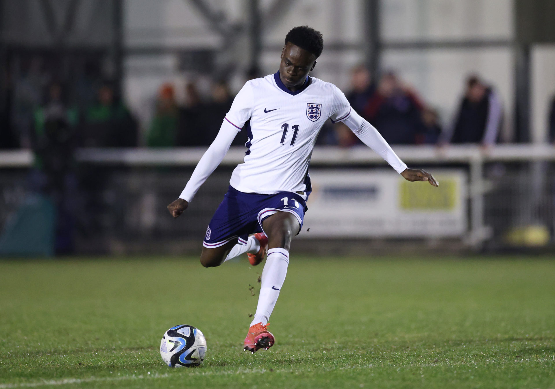Chelsea youngsters shine as England U19s pick up big win, 17-year-old scores as four Blues feature