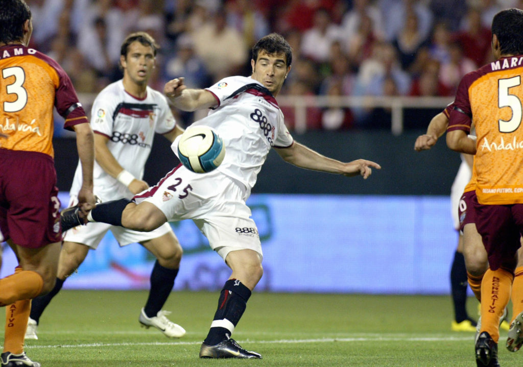 Sevilla's Italian Enzo Maresca (C) kicks
