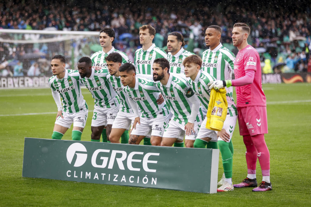 Real Betis take team photo before Las Palmas game