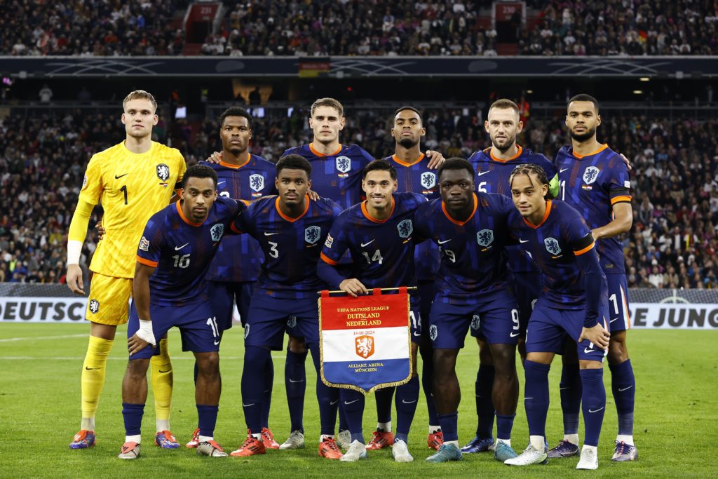 Netherlands team take team photo before UEFA Nations League game