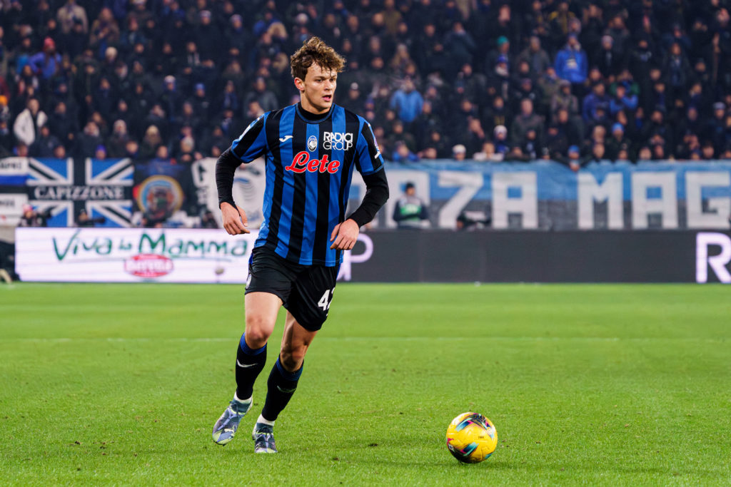Giorgio Scalvini playing for Atalanta in a Serie A fixture against Juventus.