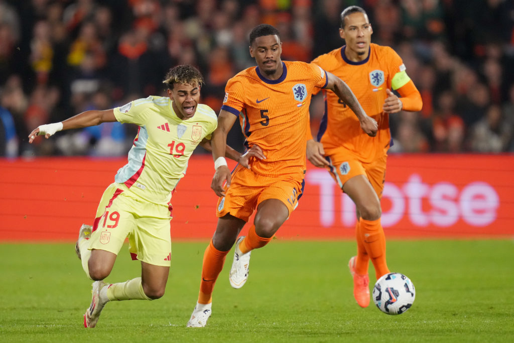 Jorrel Hato defending against Lamine Yamal in a Nations League Match between the Netherlands and Spain.