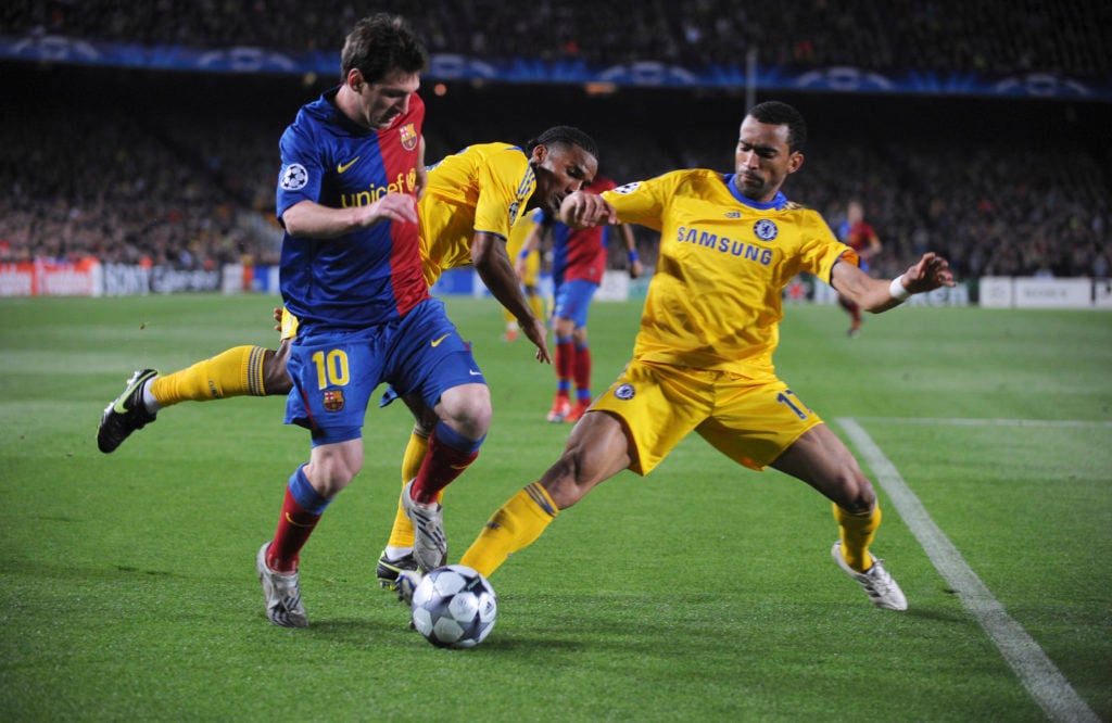 Jose Bosingwa defending against Lionel Messi during Barcelona against Chelsea in the 2009 Champions League.