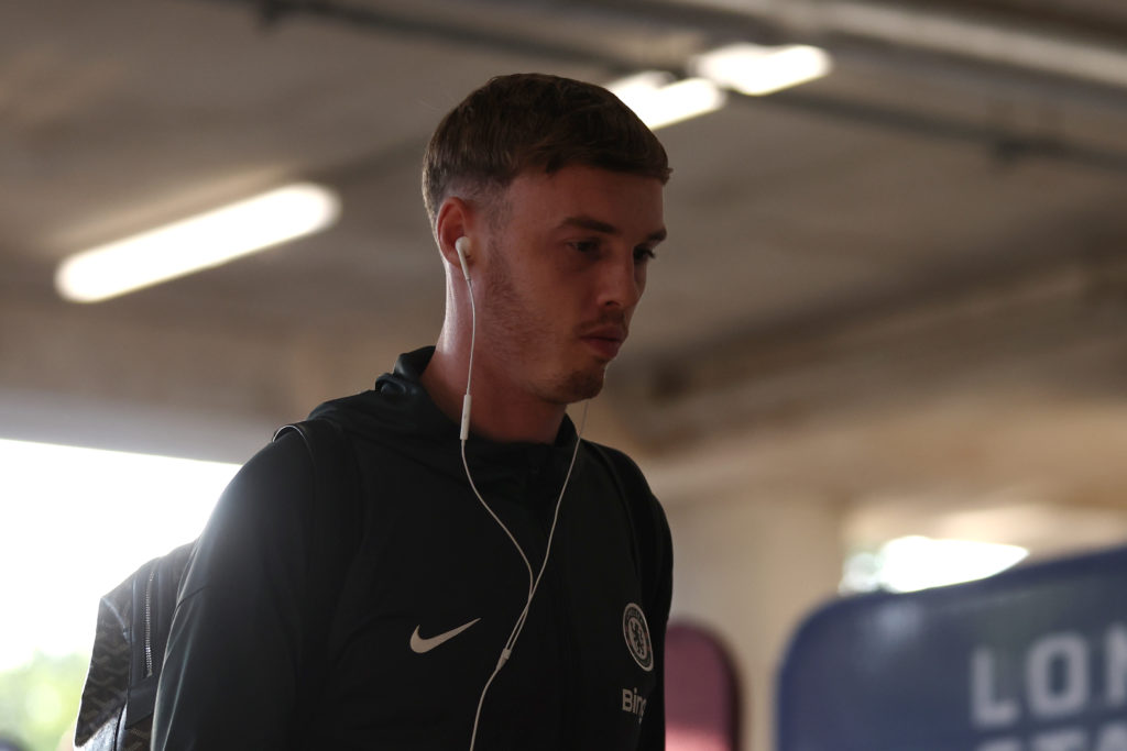 Cole Palmer arriving to the ground with his headphones in