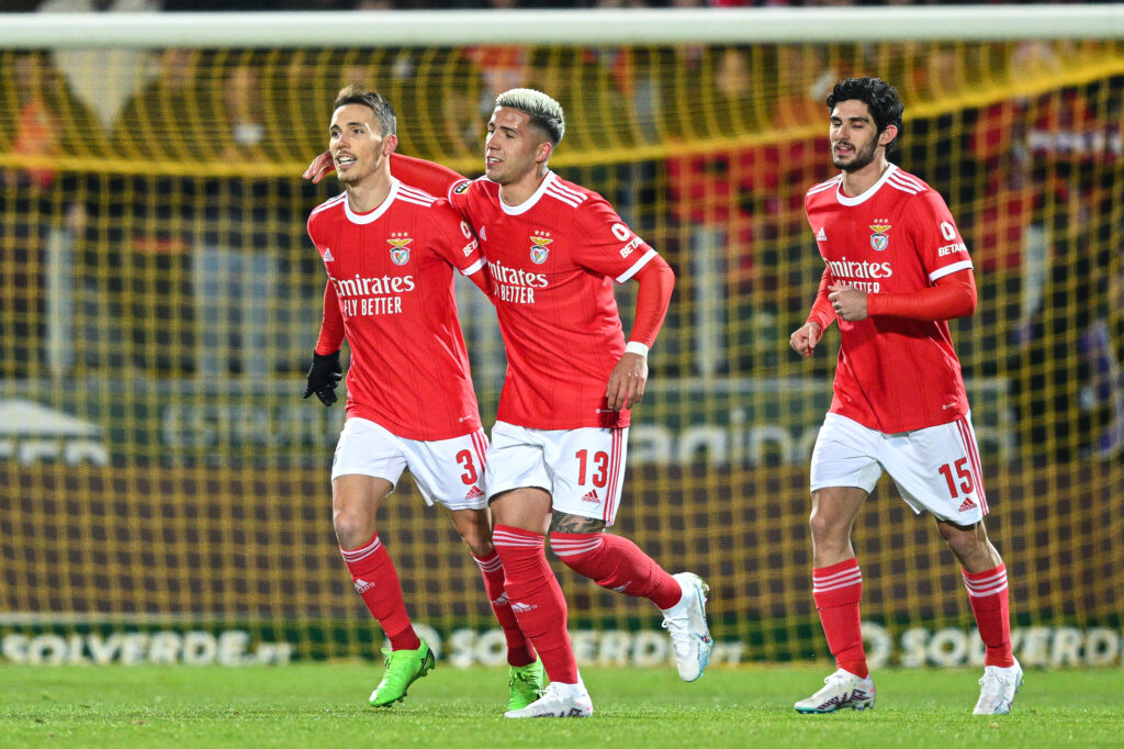 Alex Grimaldo of SL Benfica celebrates with Enzo Fernandez
