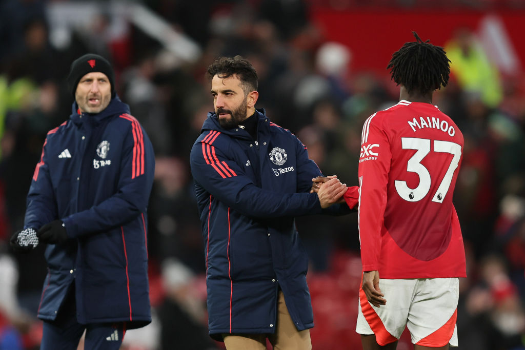 Manchester United manager Ruben Amorim shaking Kobbie Mainoo's hand