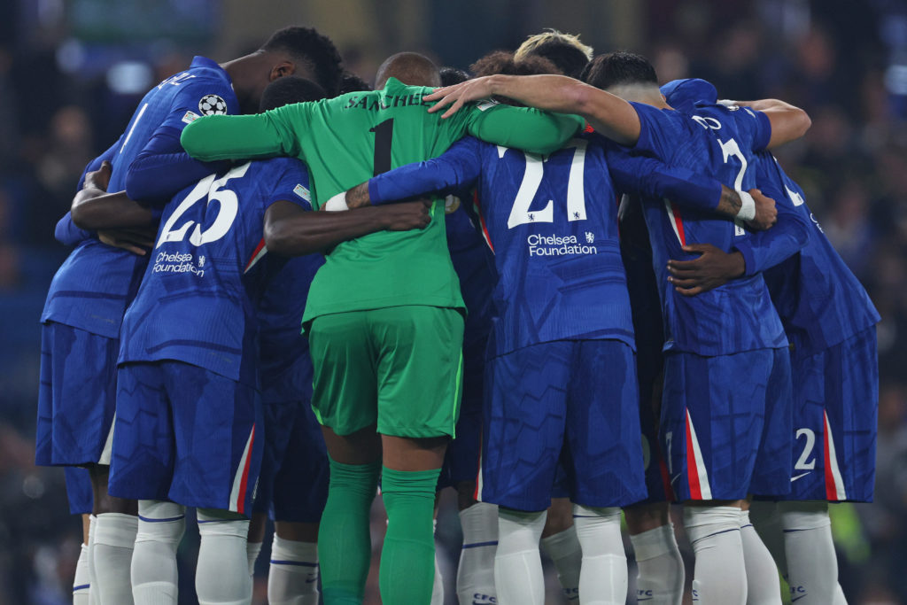 Chelsea players huddle before Benfica clash