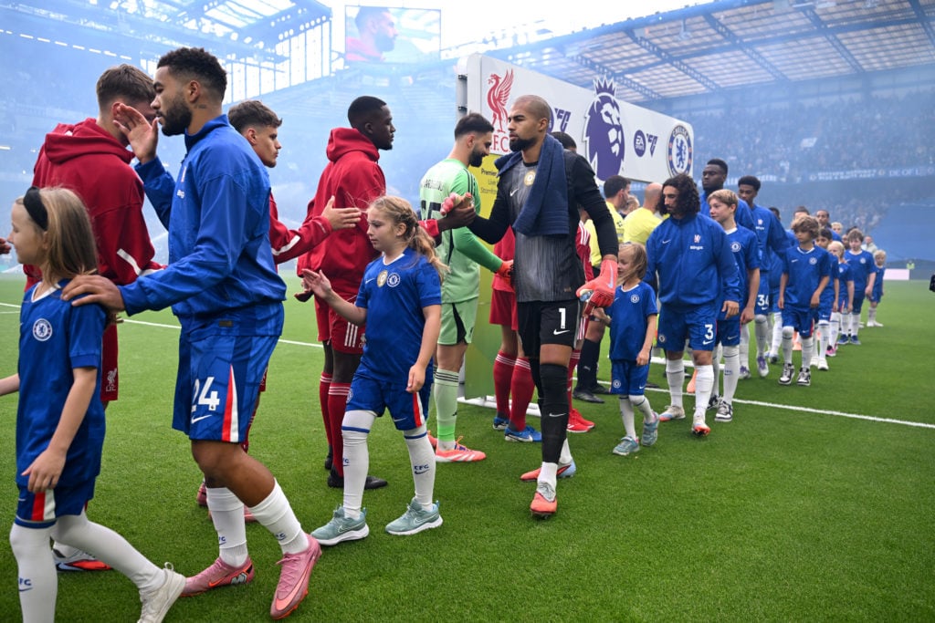 Chelsea and Liverpool players shaking hands