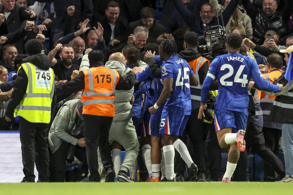 Enzo Maresca celebrates with Chelsea's players after the team's late winning goal against Liverpool in the Premier League.