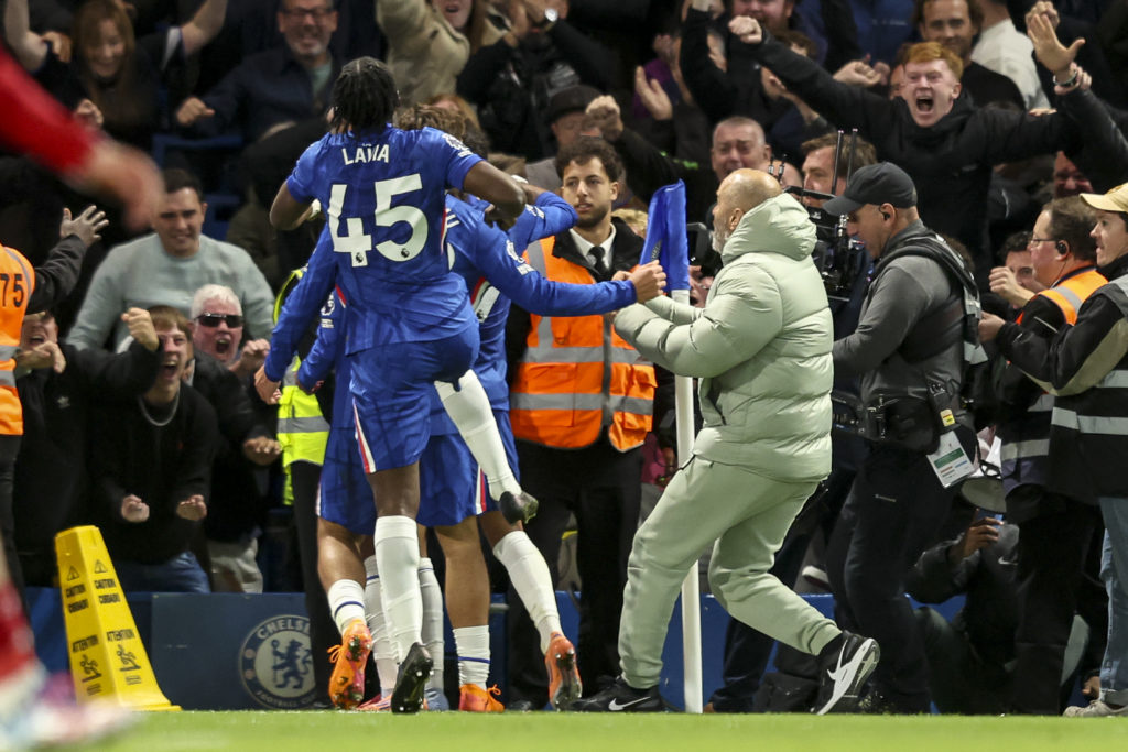 Enzo Maresca celebrates with Chelsea players during Chelsea v Liverpool - Premier League