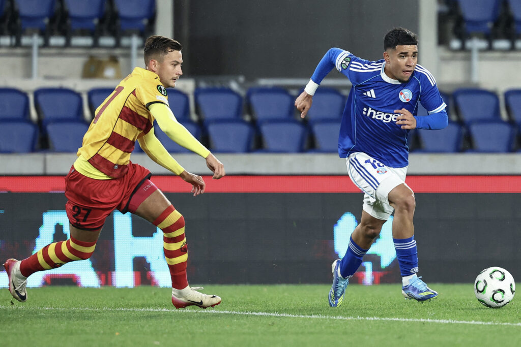 Strasbourg star Kendry Paez dribbling against Jagiellonia in the Conference League.