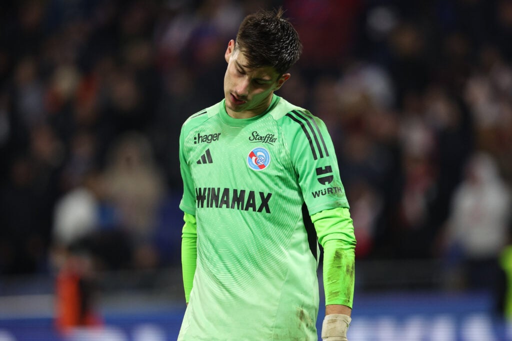Strasbourg goalkeeper Mike Penders with head down