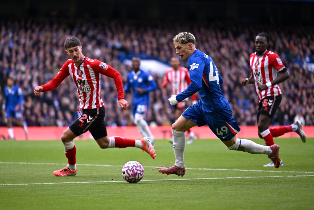 Alejandro Garnacho dribbling for Chelsea against Sunderland in the Premier League.