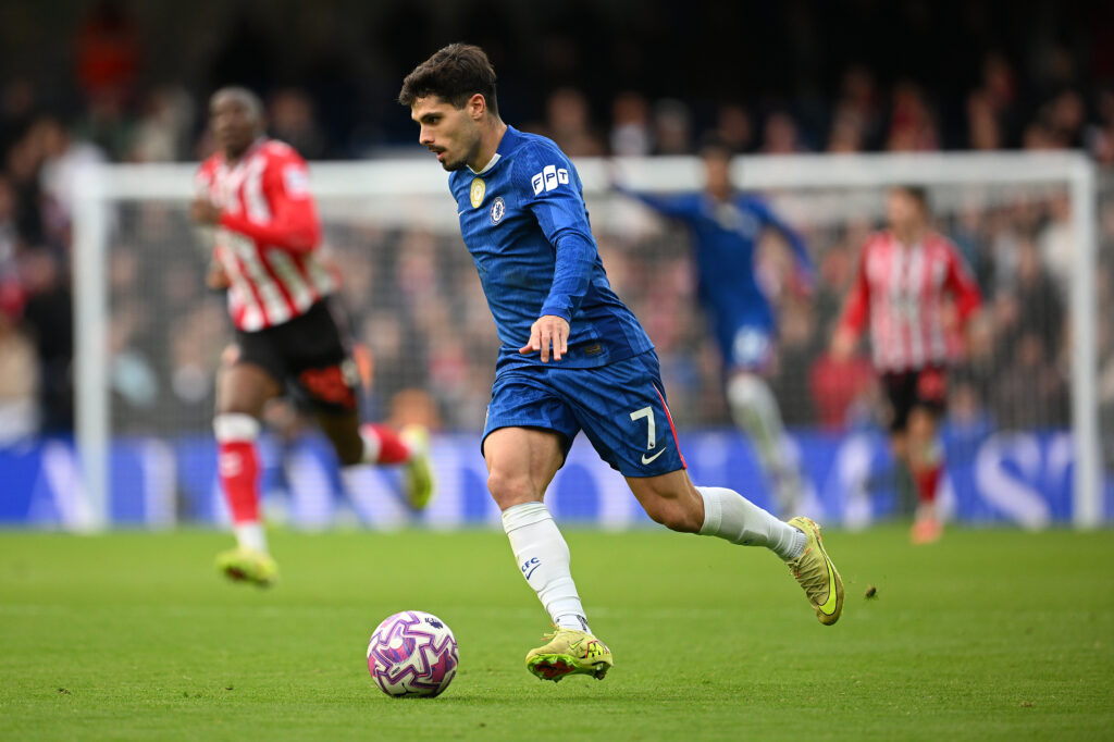 Pedro Neto dribbling for Chelsea against Sunderland in the Premier League.