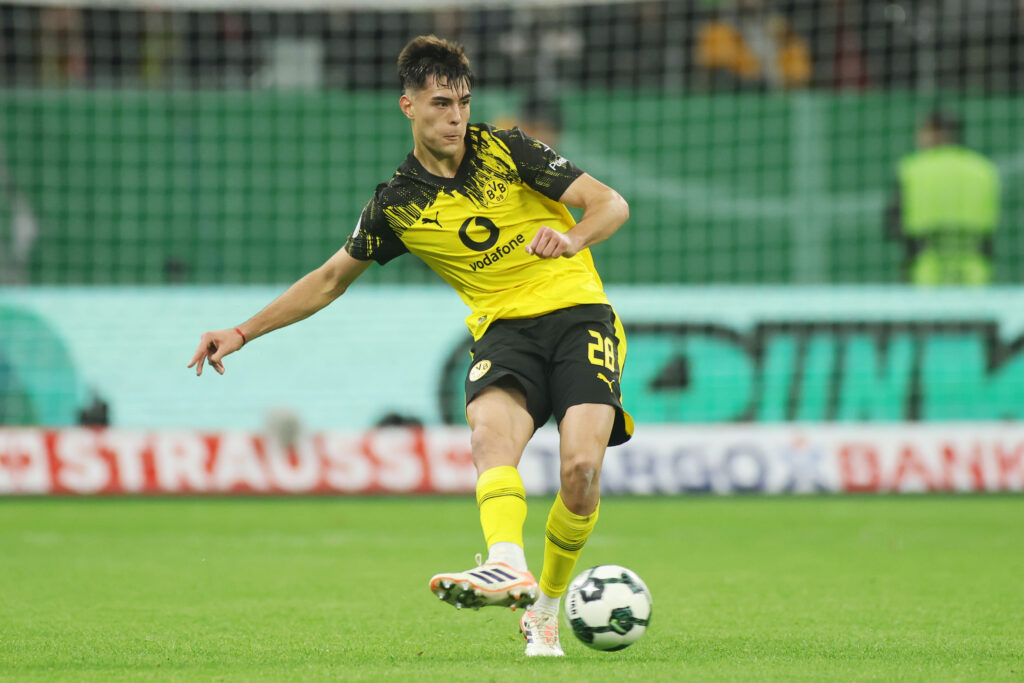 Borussia Dortmund defender Aaron Anselmino passes the ball against Eintracht Frankfurt.