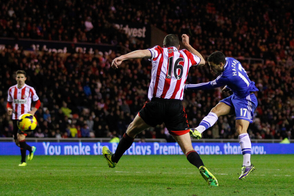 Eden Hazard shooting and scoring for Chelsea agains Sunderland in the Premier League.