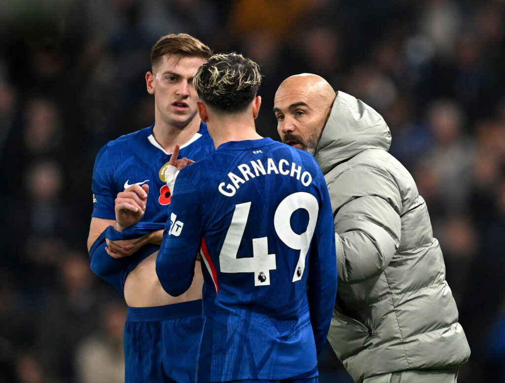 Chelsea manager Enzo Maresca giving instructions to Liam Delap and Alejandro Garnacho