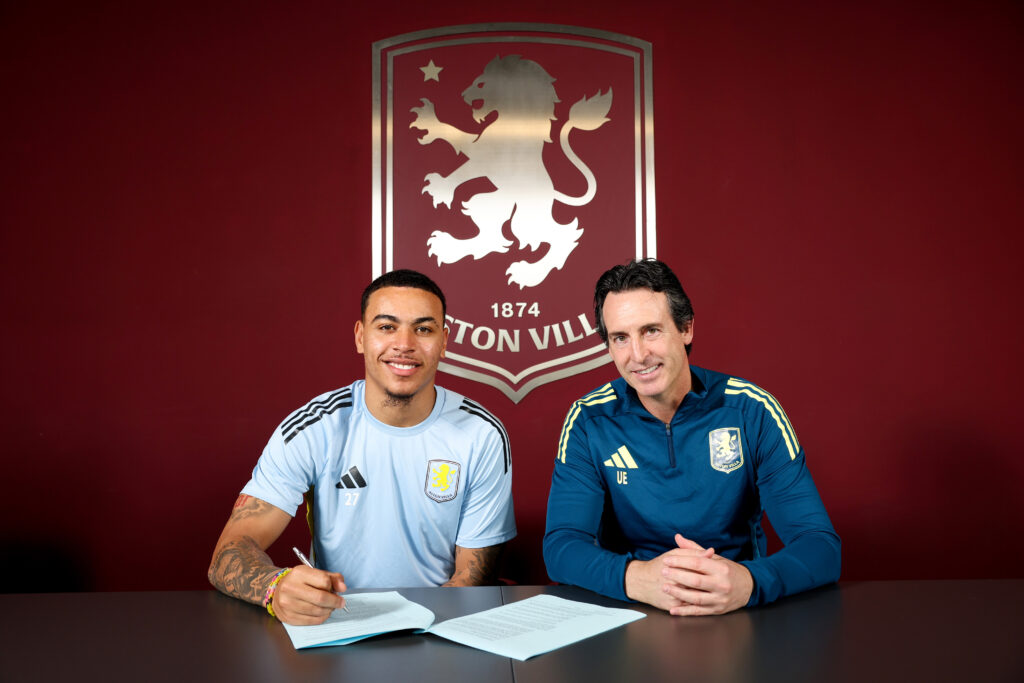 Morgan Rogers of Aston Villa poses for a picture with Unai Emery