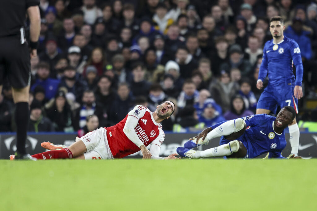 Moises Caicedo and Mikel Merino hurt during Chelsea vs Arsenal