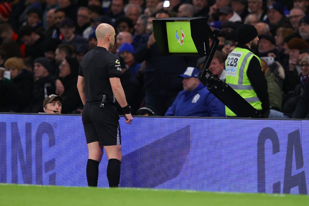 Anthony Taylor checking Moises Caicedo's challenge on Mikel Merino