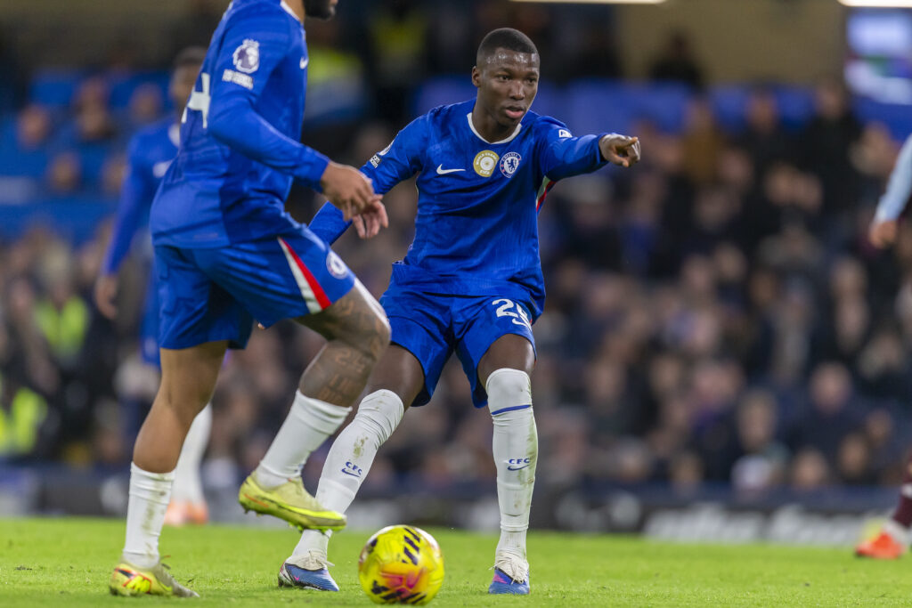 Moises Caicedo of Chelsea gives instructions