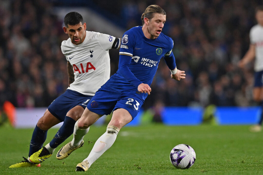 Chelsea's English midfielder #23 Conor Gallagher (C) vies with Tottenham Hotspur's Argentinian defender #17 Cristian Romero