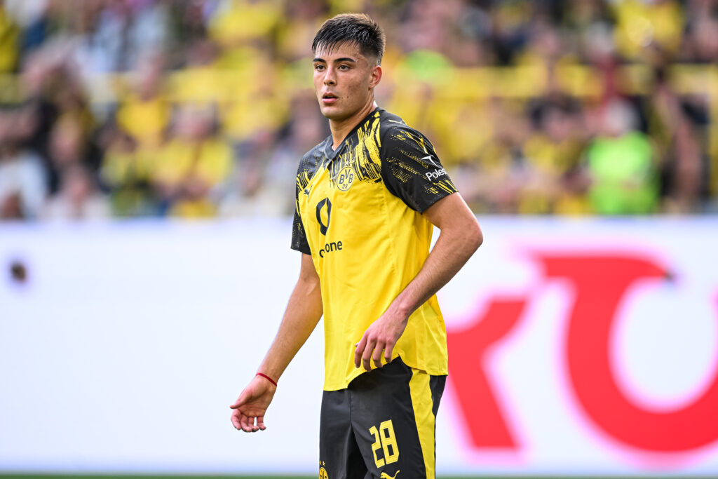 Aaron Anselmino of Dortmund runs with the ball