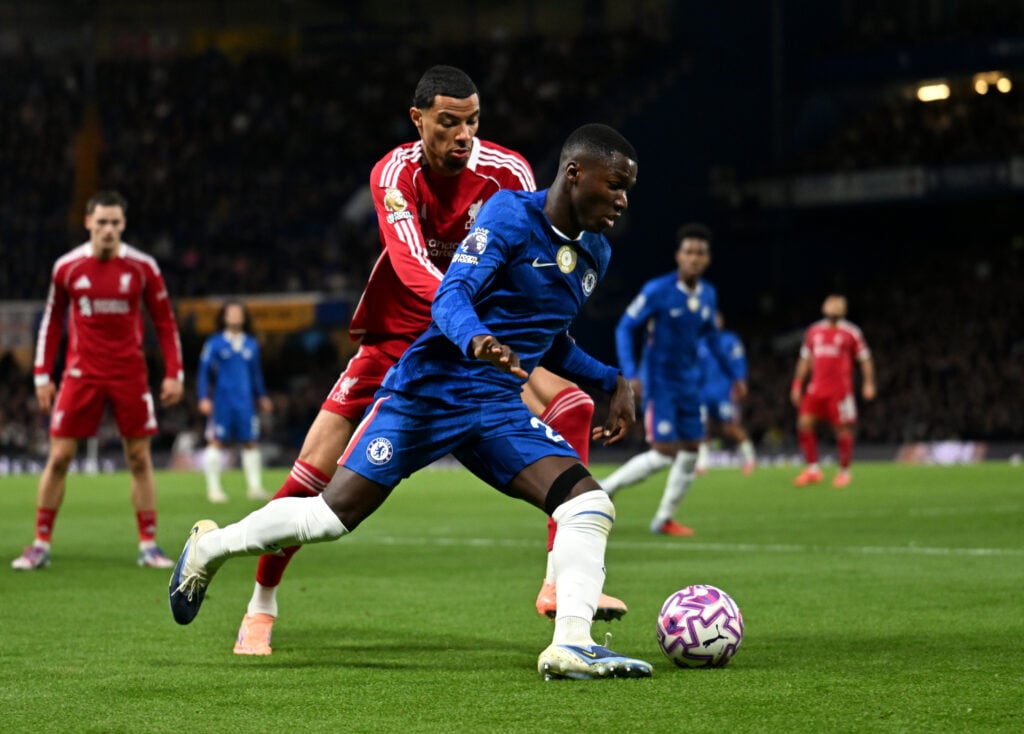 Moises Caicedo of Chelsea battles for possession with Hugo Ekitike of Liverpool