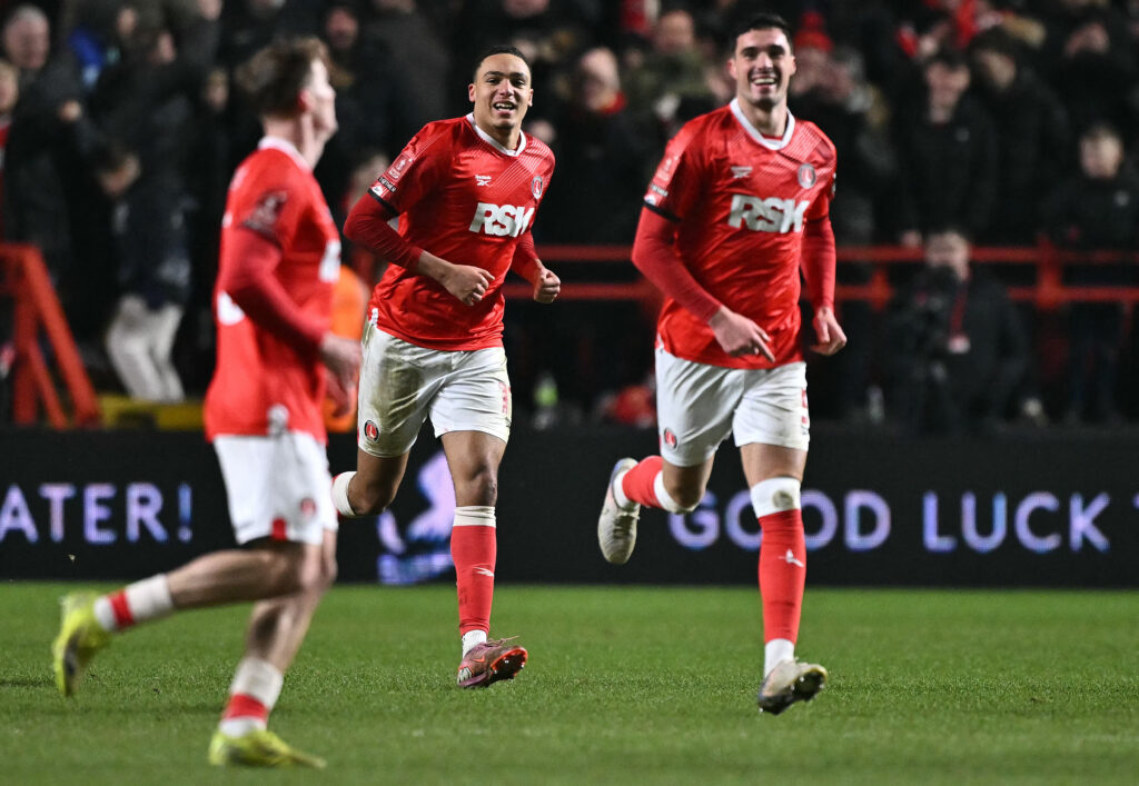Charlton's English striker #11 Miles Leaburn (C) celebrates scoring