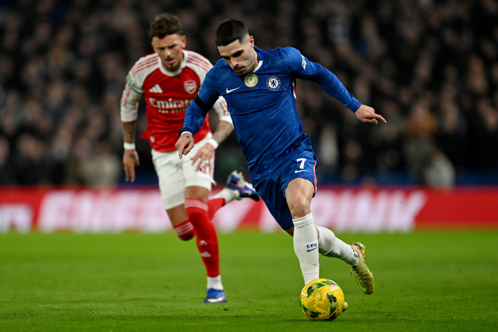 Pedro Neto of Chelsea on the ball